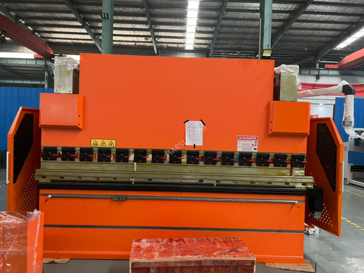 ካናዳ - US67K-100T3200 CNC ፕሬስ ፍሬም (4)